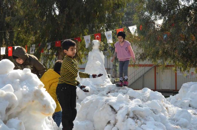 Tarsus Gençlik Kampı’nda Çocuklara Kar Sürprizi