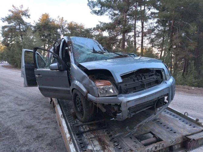 Taklalar Atarak Ters Dönen Otomobildeki 2 Kişi Hayatını Kaybetti