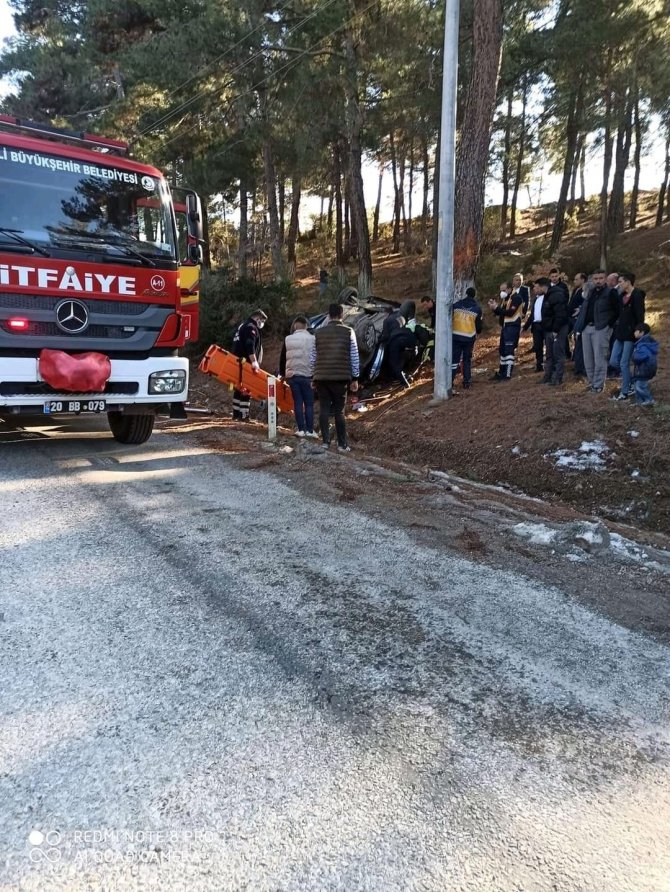 Taklalar Atarak Ters Dönen Otomobildeki 2 Kişi Hayatını Kaybetti