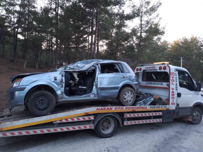 Taklalar Atarak Ters Dönen Otomobildeki 2 Kişi Hayatını Kaybetti