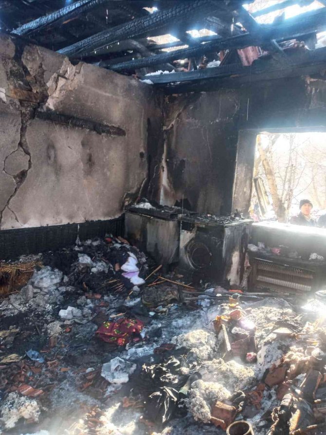 Yaşlı Çiftin Evi Kış Gününde Küle Döndü