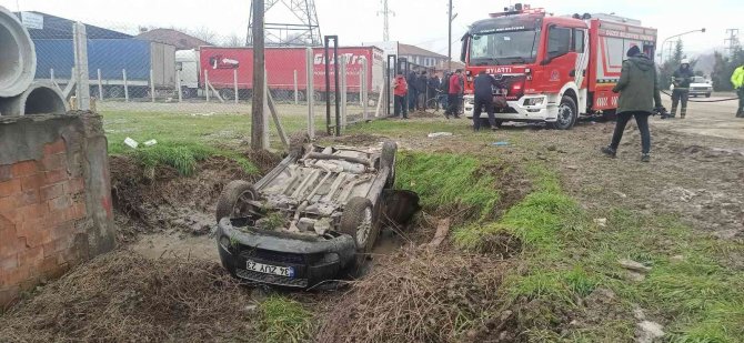Otomobil Kanala Uçtu, 2 Kişi Yaralandı