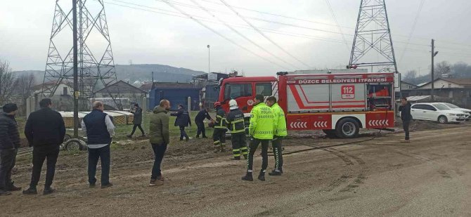 Otomobil Kanala Uçtu, 2 Kişi Yaralandı