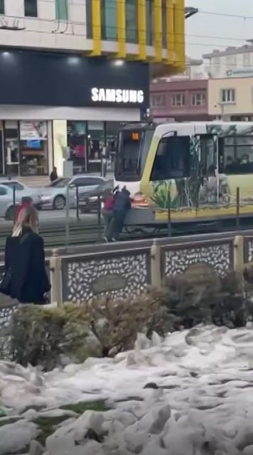 Gaziantep’te Çocukların Tramvayla Tehlikeli Yolculuğu Kamerada