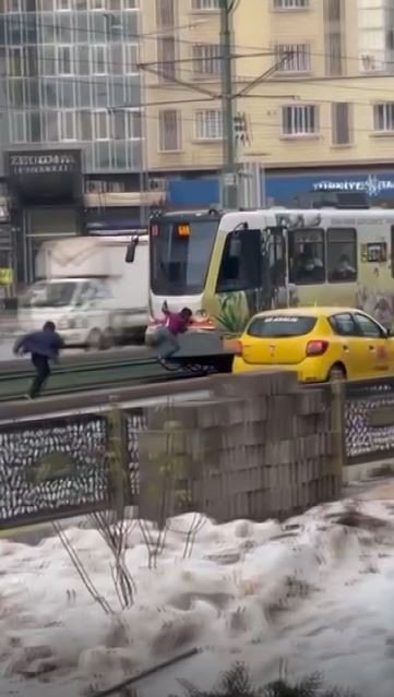 Gaziantep’te Çocukların Tramvayla Tehlikeli Yolculuğu Kamerada