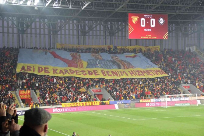 Göztepe Taraftarından Koreografi Şovu