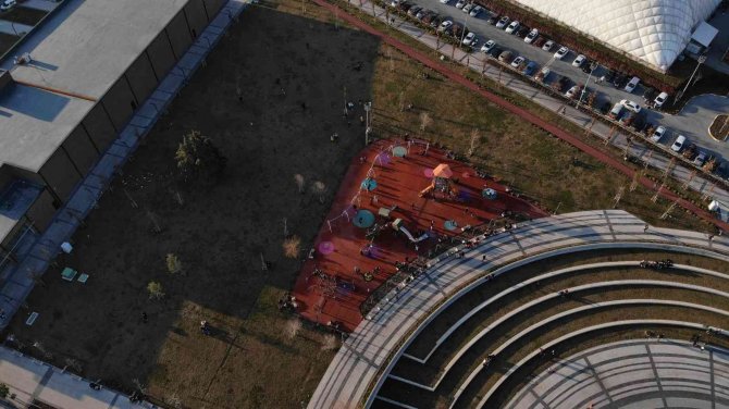 Güneşli Havayı Görenler Parklara Akın Ettiler