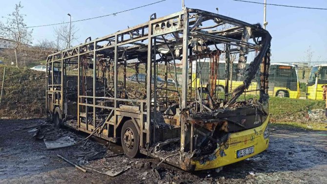Esenyurt’ta Park Halindeki İ̇ett Otobüsü Alev Topuna Döndü