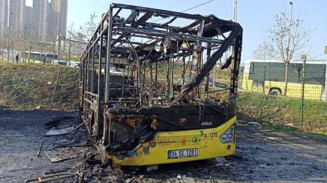 Esenyurt’ta Park Halindeki İ̇ett Otobüsü Alev Topuna Döndü