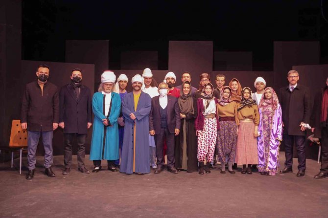Başkan Büyükkılıç, “Yunus Emre” Adlı Tiyatro Oyununu İzledi