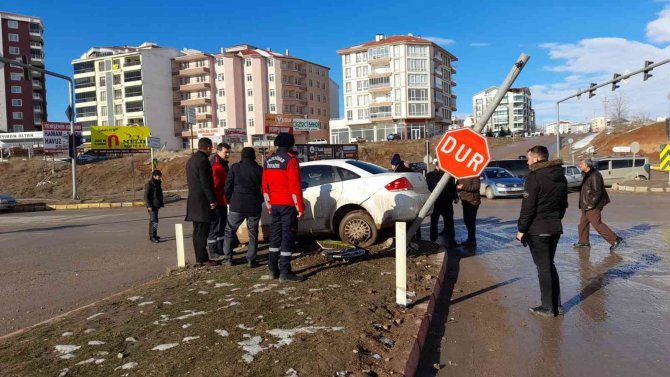 3 Kişinin Yaralandığı Kaza Anı Kamerada