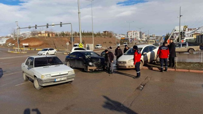3 Kişinin Yaralandığı Kaza Anı Kamerada