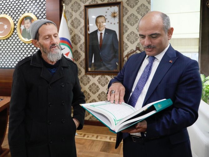 Cumhurbaşkanı Erdoğan İçin El Yazması Kur’an-ı Kerim Yazdı
