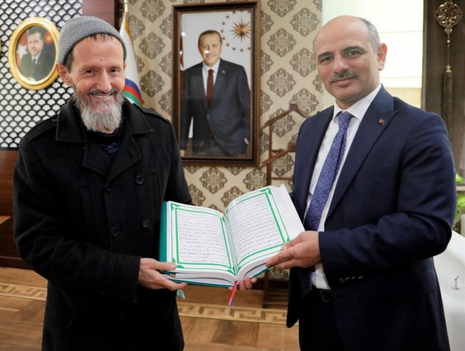 Cumhurbaşkanı Erdoğan İçin El Yazması Kur’an-ı Kerim Yazdı