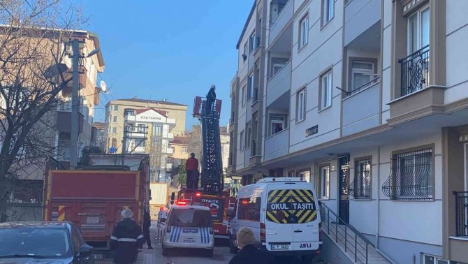 Kapıyı Açamayan Yaşlı Kadın İçin Camdan İçeri Girdiler