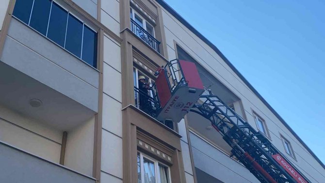 Kapıyı Açamayan Yaşlı Kadın İçin Camdan İçeri Girdiler