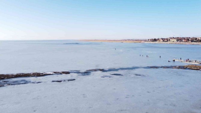 Buzları Erimeye Başlayan Gölde Tehlikeli Yürüyüş