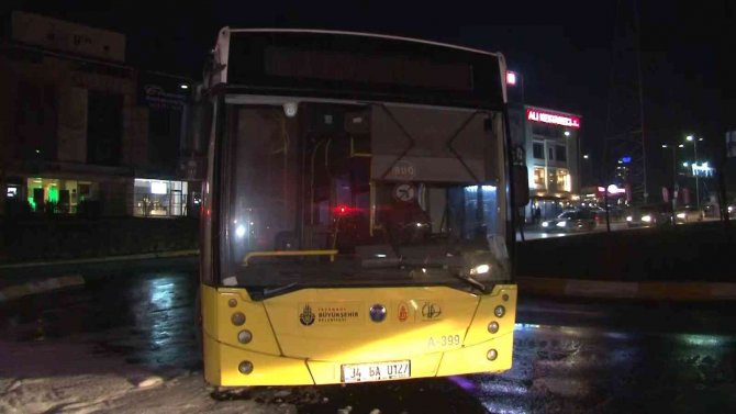 Küçükçekmece’de İ̇ett Otobüsü Alevler İçinde Kaldı