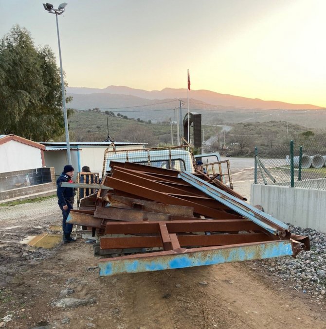 2 Ton Ağırlığındaki Demir Kantarı Çalmak İsterken Yakalandılar