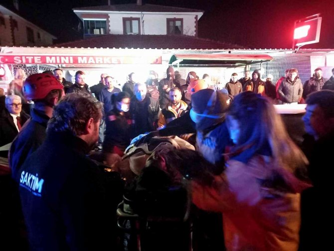 Sakarya’da İki Otomobil Çarpıştı: 6 Yaralı