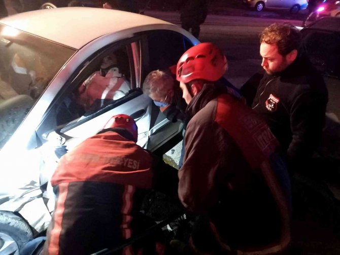 Sakarya’da İki Otomobil Çarpıştı: 6 Yaralı
