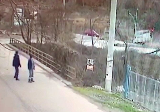 Kamyonet Karşı Şeritte Işıkta Bekleyen Otomobile Çarptı