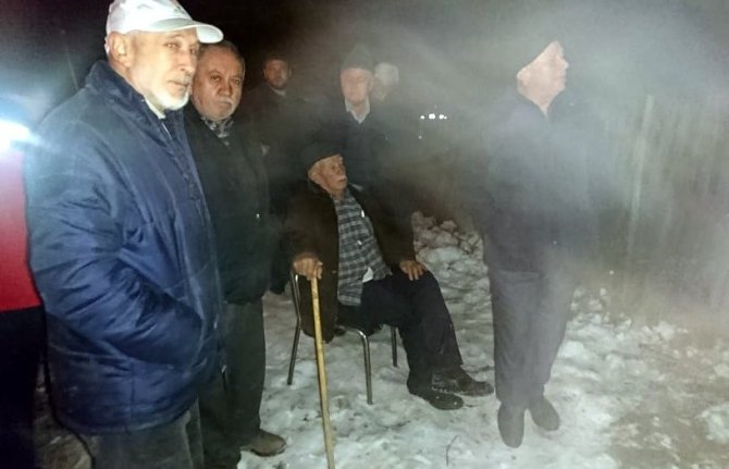 İ̇ki Katlı Evde Çıkan Yangına Yerdeki Karla Müdahale Ettiler