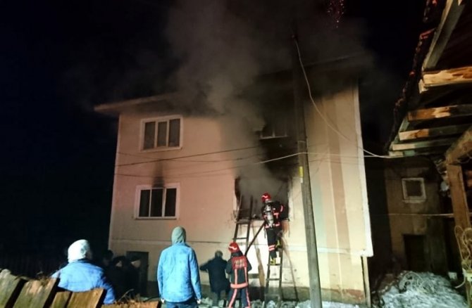 İ̇ki Katlı Evde Çıkan Yangına Yerdeki Karla Müdahale Ettiler