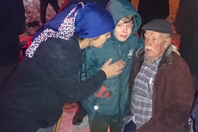 İ̇ki Katlı Evde Çıkan Yangına Yerdeki Karla Müdahale Ettiler