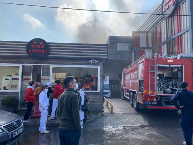 Sancaktepe’de Bulunan Bir İş Yerinde Yangın Çıktı. Olay Yerine Çok Sayıda İtfaiye Ekibi Sevk Edildi.