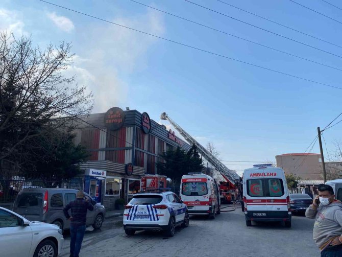 Sancaktepe’de Bulunan Bir İş Yerinde Yangın Çıktı. Olay Yerine Çok Sayıda İtfaiye Ekibi Sevk Edildi.