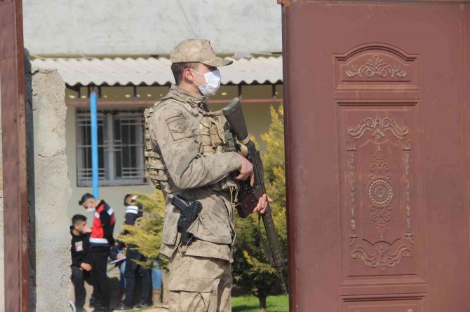 Miras Kavgasında Kız Kardeşi İle Eniştesini Öldürdü