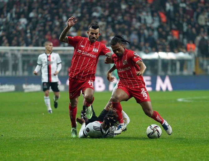 Spor Toto Süper Lig: Beşiktaş: 0 - Antalyaspor: 0 (Maç Devam Ediyor)