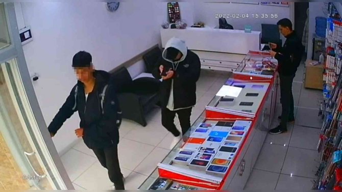 Sultangazi’de Kulaklık Hırsızlığı Kamerada
