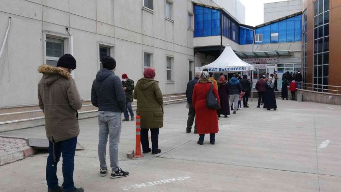 Tokat’ta Covid-19 Test Kuyruğu