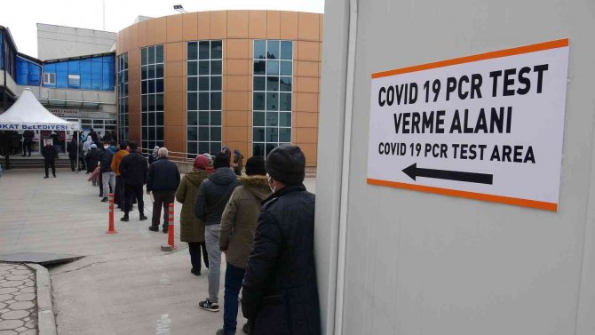 Tokat’ta Covid-19 Test Kuyruğu