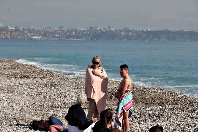 Yurt Genelinde Soğuk Hava Etkili Olurken, Antalya’da Deniz Keyfi