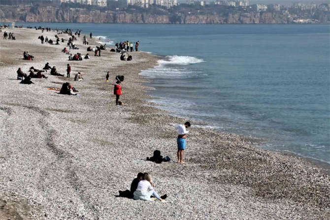 Yurt Genelinde Soğuk Hava Etkili Olurken, Antalya’da Deniz Keyfi