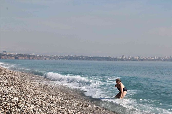 Yurt Genelinde Soğuk Hava Etkili Olurken, Antalya’da Deniz Keyfi