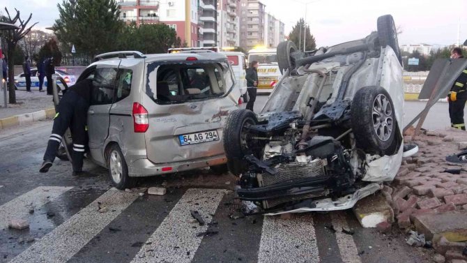 Hafif Ticari Aracın Çarptığı Otomobil Takla Attı; 7 Yaralandı