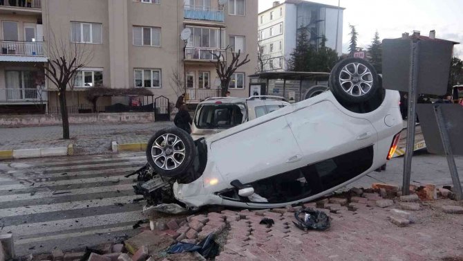 Hafif Ticari Aracın Çarptığı Otomobil Takla Attı; 7 Yaralandı
