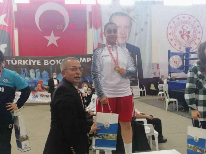 Edremitli Boksör Yaren Düztaş Türkiye Şampiyonu Oldu