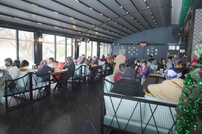 Yetim Çocuklar Ve Anneleri Sinema Günlerinde Buluştu