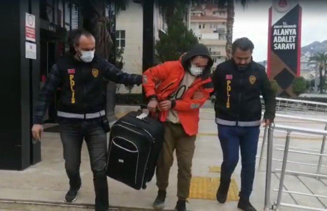 13 Ayrı Suçtan Kaydı Bulunan Firari Alanya’da Yakalandı
