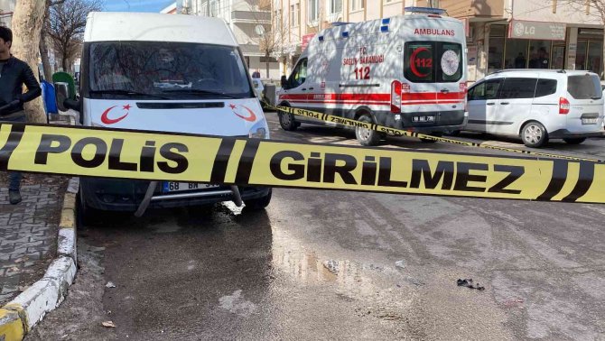 Bıçaklanan Genç Yarasını Unutup, “Çekmek Yasak” Dedi