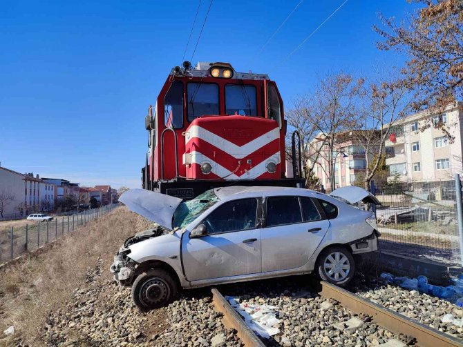 Ankara’nın Polatlı İlçesinde Hemzemin Geçitten Geçmeye Çalışan Bir Otomobile Yük Treni Çarptı. İ̇lk Belirlemelere Göre, Yaklaşık 300 Metre Sürüklenen Araçta Bulunan 3 Kişiden 1’i Hayatını Kaybetti, 2 Kişi İse Yaralandı.