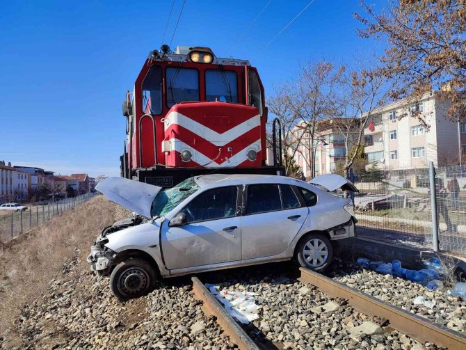 Ankara’nın Polatlı İlçesinde Hemzemin Geçitten Geçmeye Çalışan Bir Otomobile Yük Treni Çarptı. İ̇lk Belirlemelere Göre, Yaklaşık 300 Metre Sürüklenen Araçta Bulunan 3 Kişiden 1’i Hayatını Kaybetti, 2 Kişi İse Yaralandı.