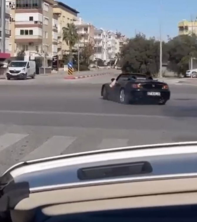 Düğün Konvoyunda Üstü Açık Spor Arabası Yaptığı Yürekleri Ağızlara Getirdi