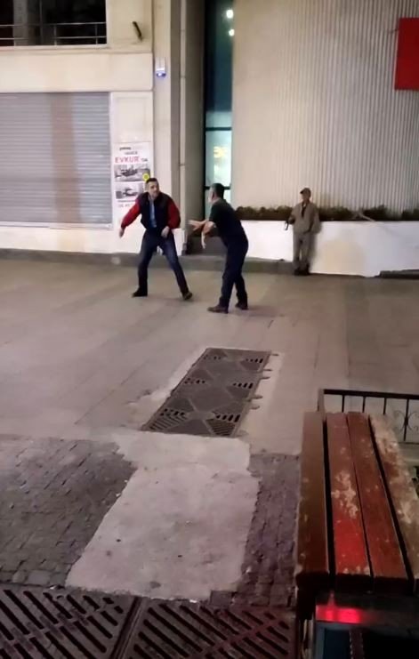 Kavga Ettiği Kişiyi Bıçaklamaya Çalıştı