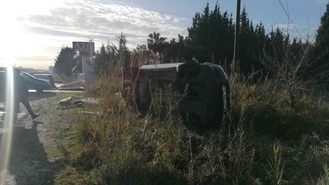 Hafif Ticari Araç Takla Attı: 3 Yaralı